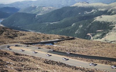 Sébastien Loeb et la Peugeot 208 T16 Pikes Peak dans les starting-blocks